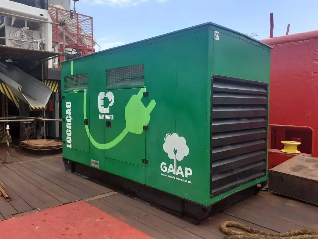 Gerador de locação Easy Power instalado no convés de uma embarcação
