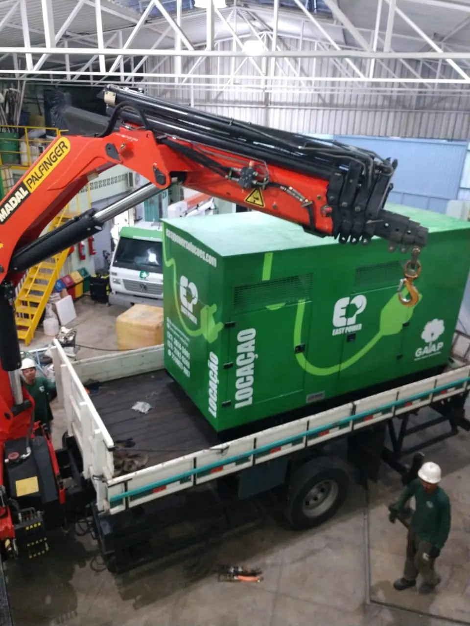 Gerador da Easy Power sendo carregado em caminhão guindauto no galpão da empresa