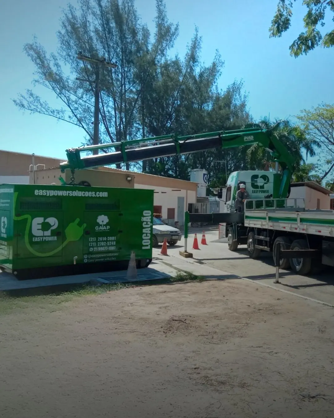 Equipe da Easy Power posicionando gerador com guindauto