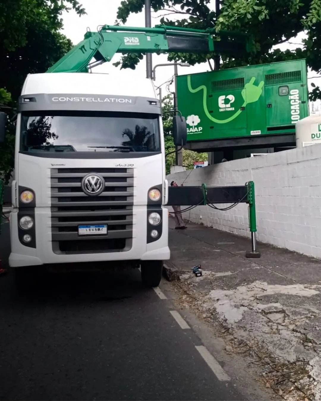 Caminhão guindauto da Easy Power transportando gerador