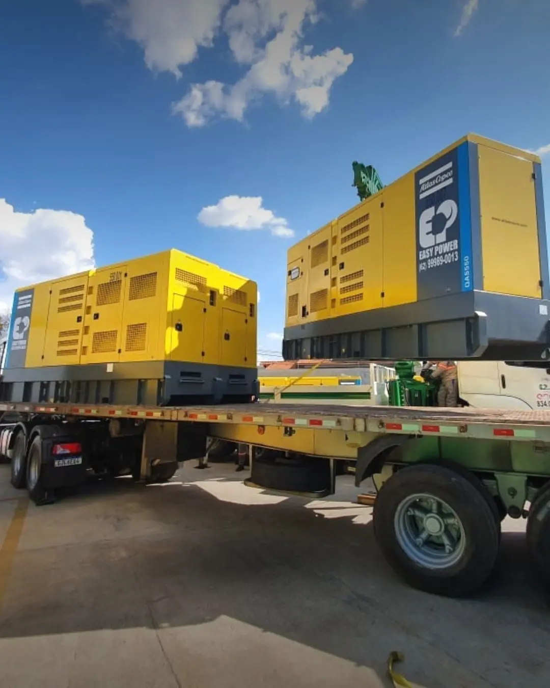 Dois geradores de 550 kVA da Easy Power sobre carreta