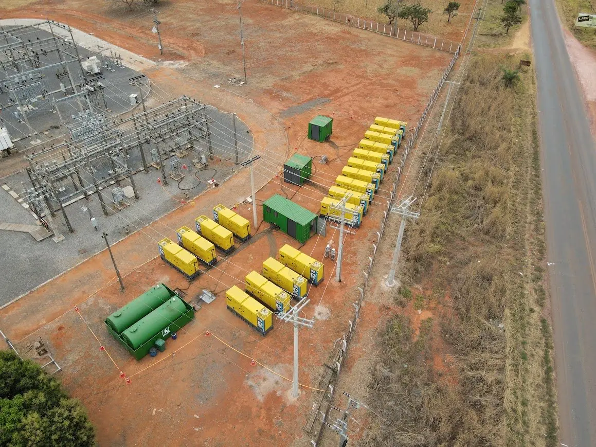 Vista aérea de 18 geradores Easy Power instalados ao lado de uma subestação