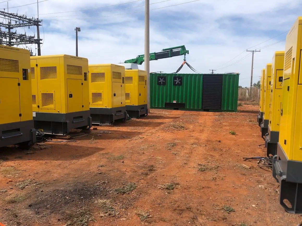 Geradores de 550 kVA instalados ao lado de uma subestação de energia