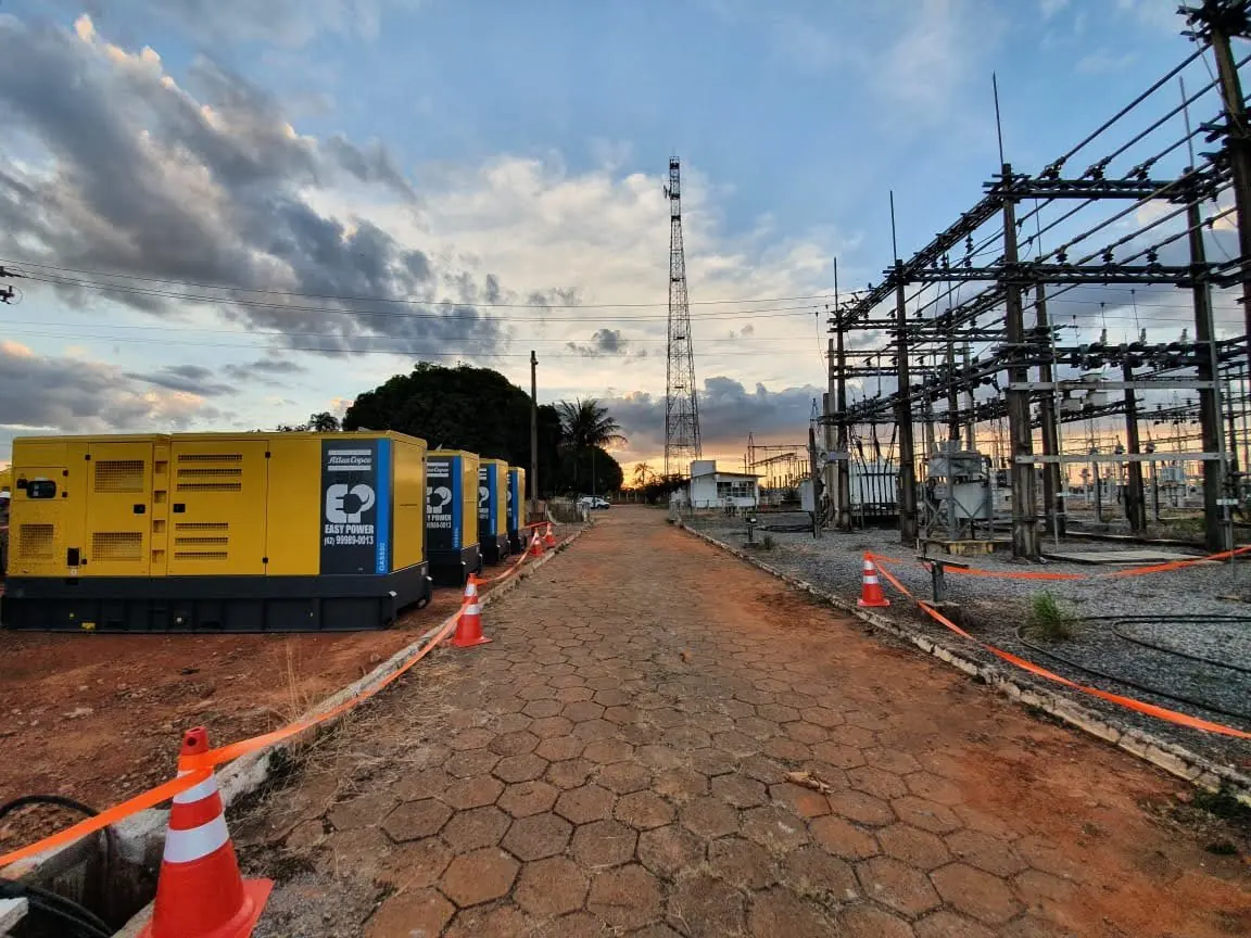 Geradores da Easy Power ao lado de uma subestação ao entardecer