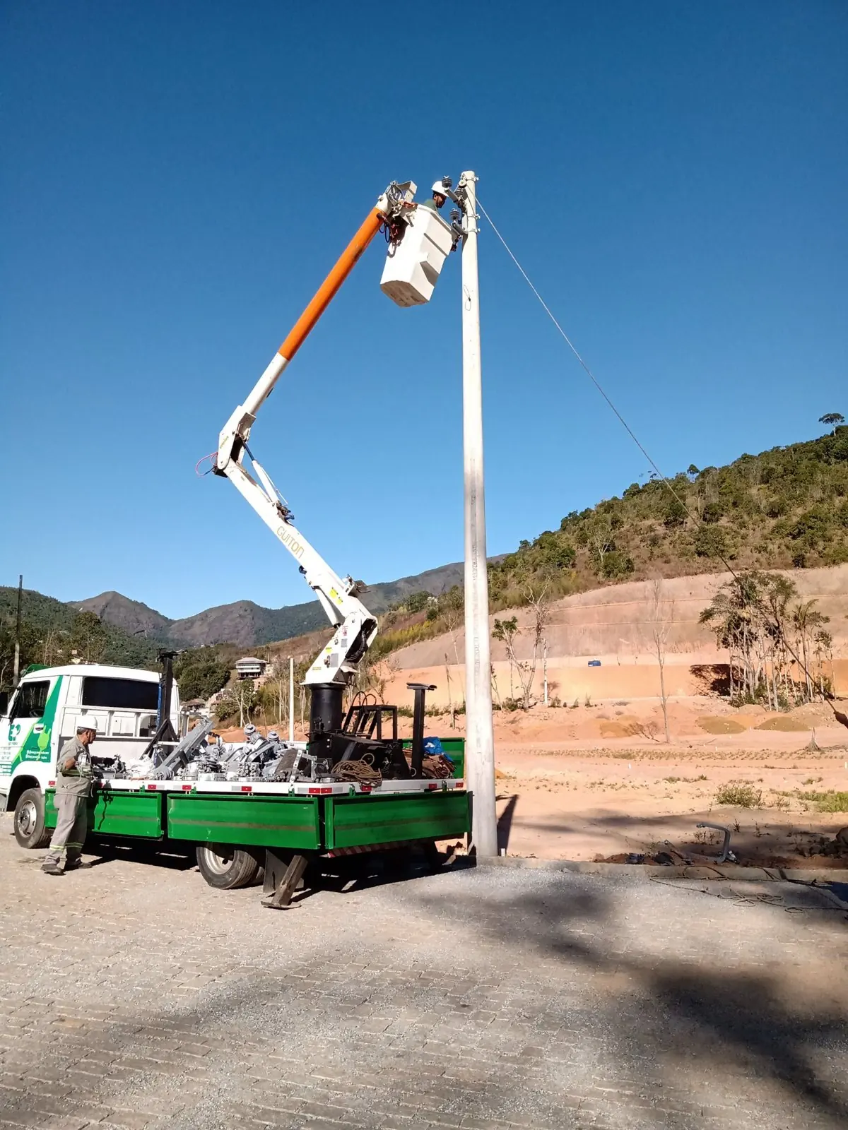 Caminhão com cesto aéreo da Easy Power em obra de rede elétrica