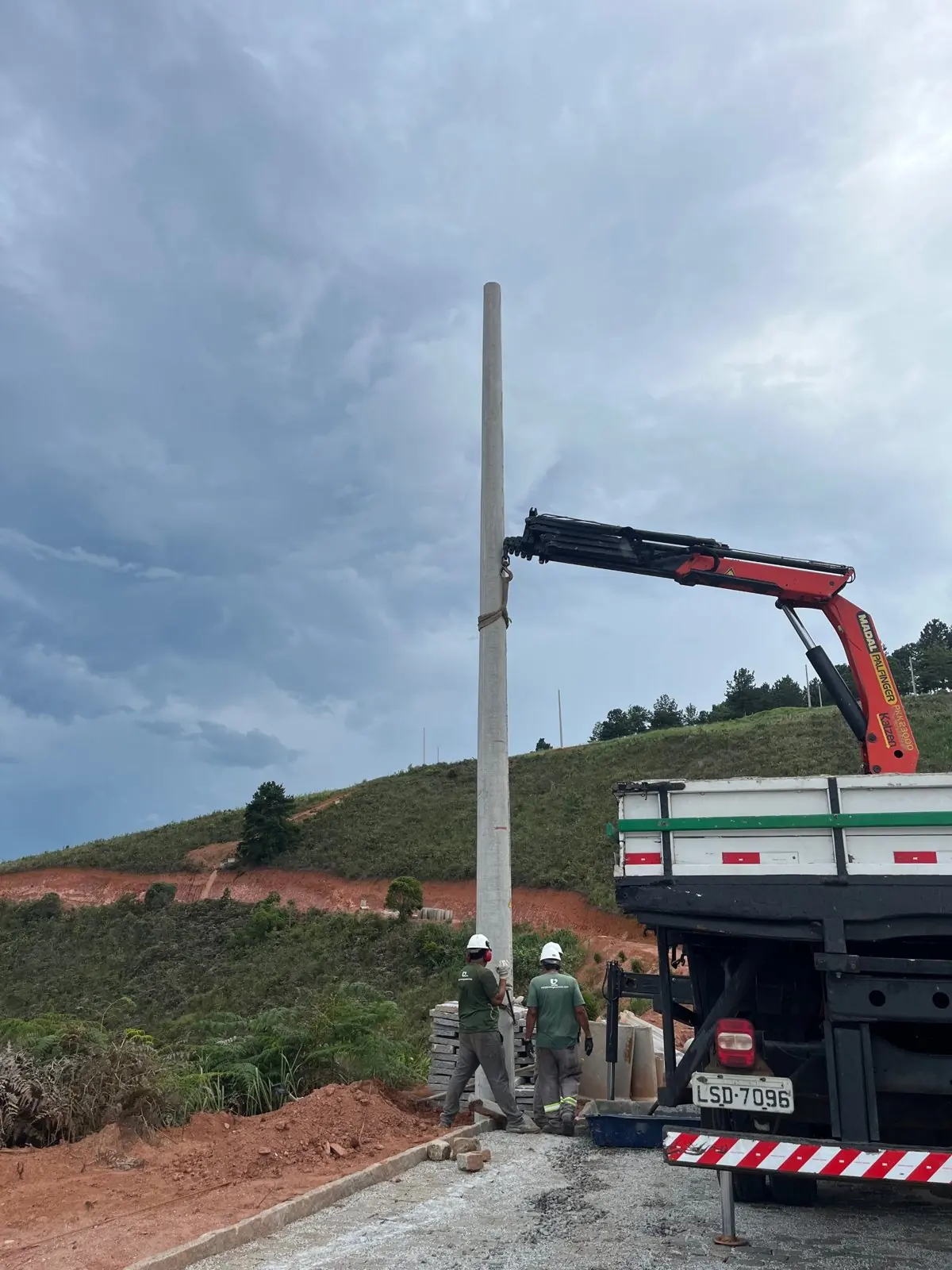 Equipe da Easy Power instalando poste de concreto em condomínio residencial