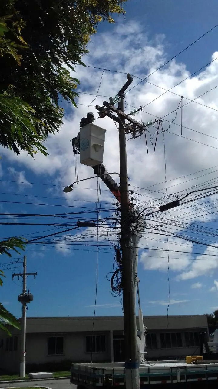Técnico da Easy Power em cesto aéreo trabalhando em rede urbana