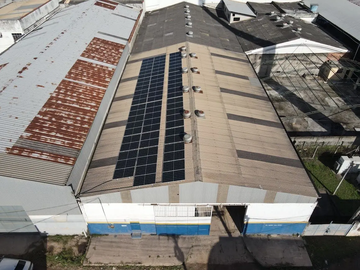 Usina solar no telhado de um comércio de peças automotivas em Itaboraí