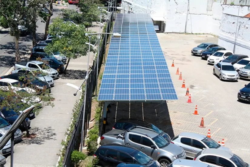Carport solar em estacionamento de veículos