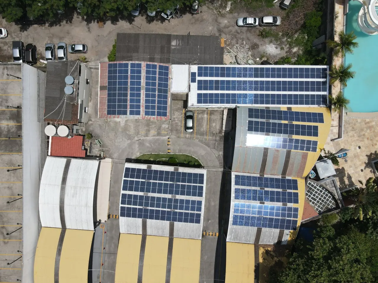 Usina solar em telhados de um comércio de carros