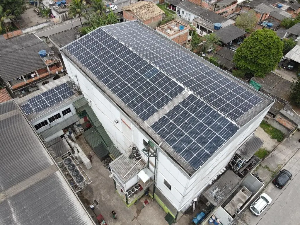 Usina solar no telhado de uma fábrica de pães em São Gonçalo