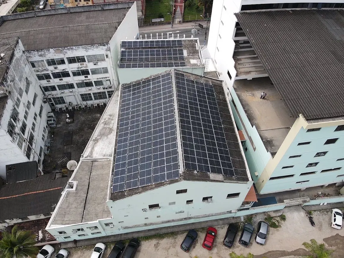Usina solar no telhado de uma igreja em São Gonçalo