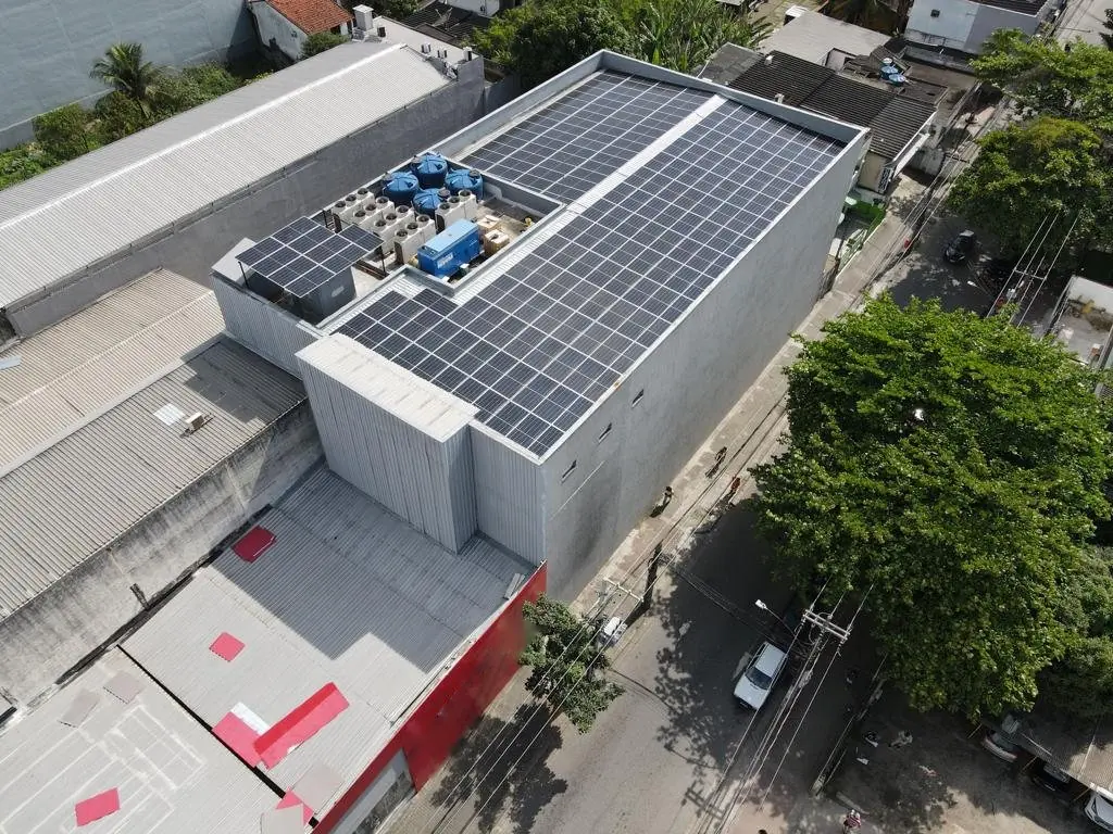 Usina solar no telhado de uma loja de roupas em Santa Cruz, Rio de Janeiro